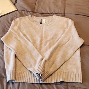 Women's lightweight gray cropped sweater from H&M, size medium.